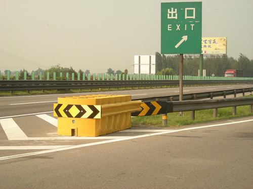 鸡西麻山区导向防撞垫